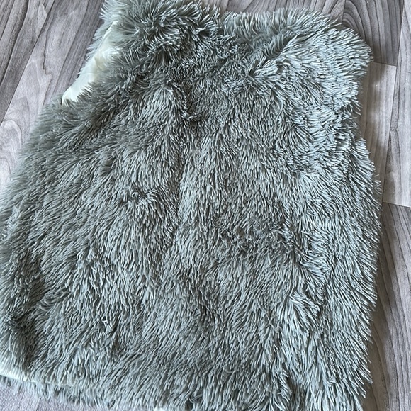 Fashion Nova Green Fur Vest - Picture 5 of 5